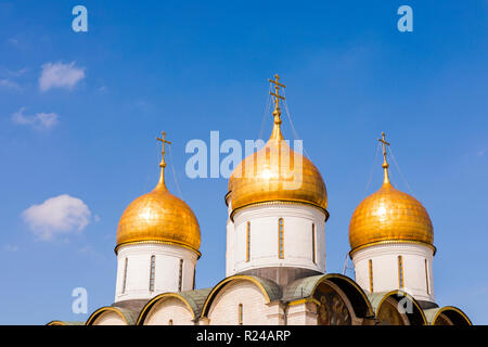 Les dômes de la cathédrale de l'annonciation l'intérieur du Kremlin, UNESCO World Heritage Site, Moscou, Russie, Europe Banque D'Images