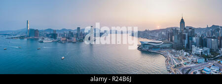 Vue sur le port de Victoria et de Hong Kong au coucher du soleil, la Chine, l'Asie Banque D'Images