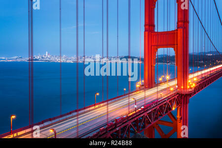 Vue sur le Golden Gate Bridge du Golden Gate Bridge Vista Point au crépuscule, San Francisco, Californie, États-Unis d'Amérique, Amérique du Nord Banque D'Images