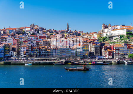 Bateaux sur le fleuve Douro et maisons traditionnelles de quartier de Ribeira vu de Vila Nova de Gaia, Porto, Portugal, Europe Banque D'Images