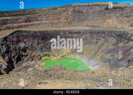 Une vue sur le cratère volcanique et le lac du cratère colorés sur le volcan Santa Ana à Santa Ana, El Salvador, l'Amérique centrale Banque D'Images