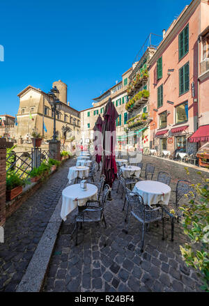 Nemi (Italie) - Une jolie petite ville dans l'agglomération de la ville de Rome, sur la colline surplombant le lac de Nemi, un lac de cratère volcanique. Banque D'Images