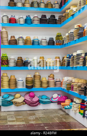 Magasin de vente d'un chapeau Panama chapeau dans le vieux quartier historique (Casco Viejo), Panama City, Panama, Amérique Centrale Banque D'Images