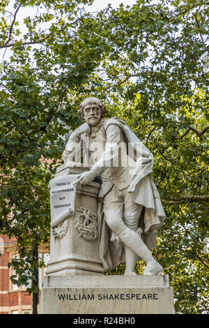 La statue de William Shakespeare à Leicester Square, Londres, Angleterre, Royaume-Uni, Europe Banque D'Images