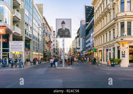 Haus am Checkpoint Charlie à la Friedrichstrasse, un centre touristique bien connu, Berlin, Germany, Europe Banque D'Images