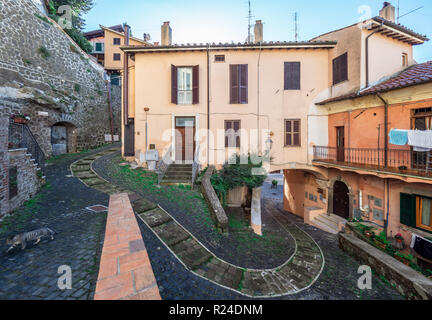Nemi (Italie) - Une jolie petite ville dans l'agglomération de la ville de Rome, sur la colline surplombant le lac de Nemi, un lac de cratère volcanique. Banque D'Images