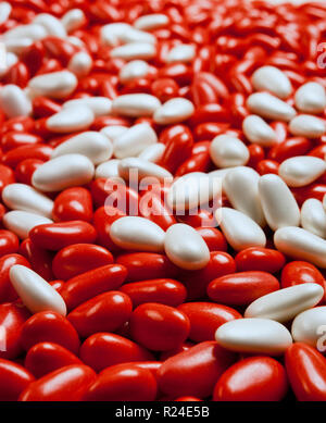 Grand groupe de rouge et blanc candy-amandes enrobées de still life Banque D'Images