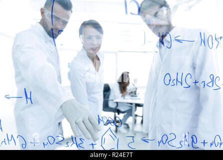 Groupe de jeunes scientifiques à parler dans un laboratoire Banque D'Images