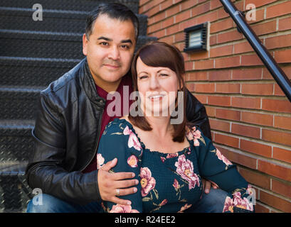 Portrait of Mixed Race Woman et Hispaniques Man. Banque D'Images