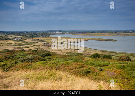 Vue sur le paysage de Hengistbury Head vers Christchurch Harbour près de Bournemouth, Dorset, UK Banque D'Images