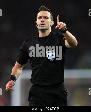 Ivan Kruzliak arbitre au cours de l'ONU des gestes de l'UEFA de la Ligue, Groupe B4 match à la Cardiff City Stadium. Banque D'Images