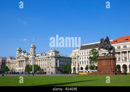 BUDAPEST, HONGRIE - 5 mai 2018 : Ferenc Rakoczi Statue, Musée ethnographique, et Ministère de l'agriculture sur la Place Kossuth Lajos (ter) dans la ville historique de cen Banque D'Images