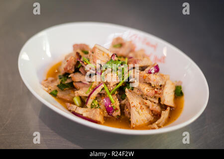 Asiatique épicé aigre douce porc barbecue bouchées nam tok moo dans un restaurant local à Bangkok. La cuisine thaïlandaise traditionnelle faite d'ingrédients frais. Banque D'Images