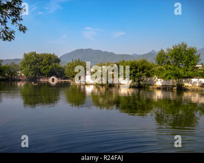 La liste de l'Unesco Hongcun vieux village avec l'architecture traditionnelle Huizhou au printemps avec ciel bleu clair. Hongcun est situé dans près de Anhui Huangshan. Banque D'Images