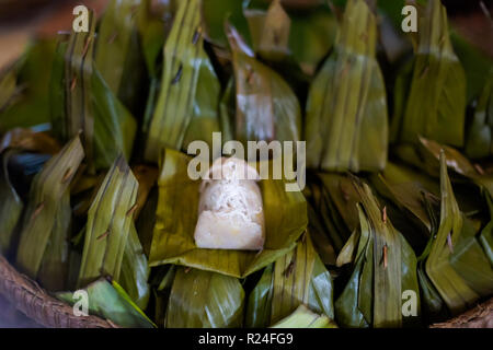 Préparé à la vapeur de riz frais sucré des gâteaux sur le marché local à la ville de Krabi. La cuisine thaïlandaise traditionnelle faite d'ingrédients frais. Banque D'Images