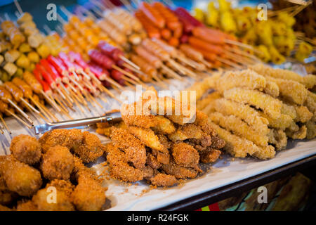 Poulet croustillant épicé asiatiques fraîches les morsures de bandes sur le marché local à Krabi. La cuisine thaïlandaise traditionnelle faite d'ingrédients frais. Banque D'Images