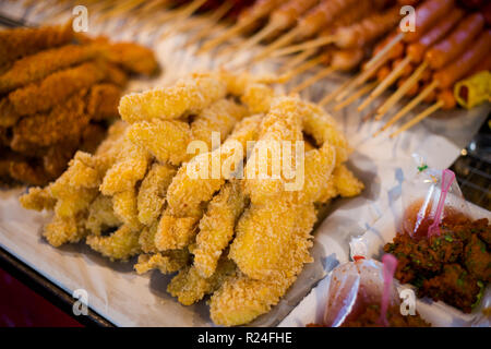 Poulet croustillant épicé asiatiques fraîches les morsures de bandes sur le marché local à Krabi. La cuisine thaïlandaise traditionnelle faite d'ingrédients frais. Banque D'Images