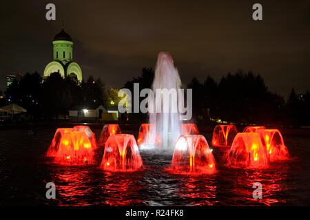 Fontaine  = 'la joie de la victoire pendant la nuit  = dans Parc de la Victoire sur la colline Poklonnaya, dans la zone adjacente à l'église de Saint Georges (en arrière-plan de la Banque D'Images