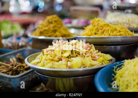 Galanga gingembre thaïlandais frais tranches de racine sur le marché local à la ville de Krabi. La cuisine thaïlandaise traditionnelle des ingrédients frais. Banque D'Images