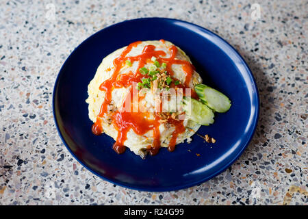 Préparés frais omelette farcie de Malaisie thailande riz frit servi avec des tranches de concombre dans un restaurant local à Cameron Highlands. C traditionnelle asiatique Banque D'Images