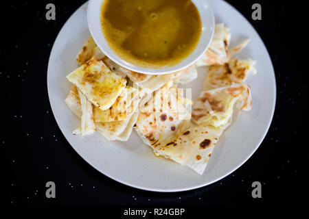 Préparés frais roti telur malaisien et crêpes Petit déjeuner servi dans le dhal restaurant local sur l'île de Tioman. La cuisine asiatique traditionnelle faite de fres Banque D'Images