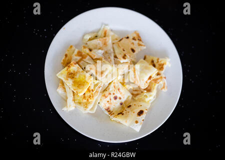 Préparés frais oeuf roti telur malaisien pancake servi dans un restaurant local à Kuala Kangsar. La cuisine asiatique traditionnelle faite d'ingrédients frais. Banque D'Images