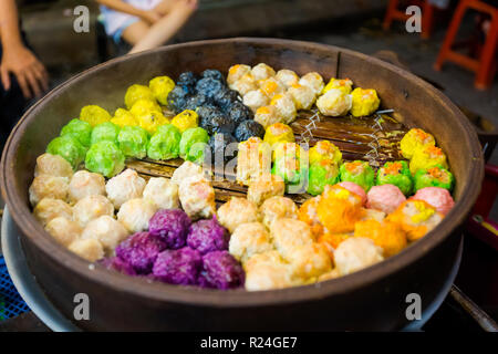 Sélection de produits frais préparés malaysian dim sum Dumplings de porc servi dans un restaurant local à Kuala Lumpur. La cuisine asiatique traditionnelle à base de produits frais ingred Banque D'Images