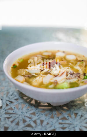 Préparés frais soupe bouillon de viande mixte malaisienne servi dans un restaurant local à Kuala Lumpur. La cuisine asiatique traditionnelle faite d'ingrédients frais. Banque D'Images