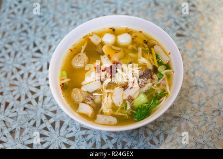 Préparés frais soupe bouillon de viande mixte malaisienne servi dans un restaurant local à Kuala Lumpur. La cuisine asiatique traditionnelle faite d'ingrédients frais. Banque D'Images