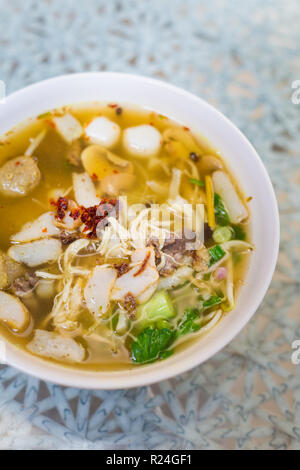 Préparés frais soupe bouillon de viande mixte malaisienne servi dans un restaurant local à Kuala Lumpur. La cuisine asiatique traditionnelle faite d'ingrédients frais. Banque D'Images