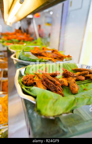 Sélection de produits frais préparés des plats indiens locaux malaisien servi sur des feuilles de banane en restaurant à Kuala Lumpur. La cuisine asiatique traditionnelle à base de produits frais je Banque D'Images