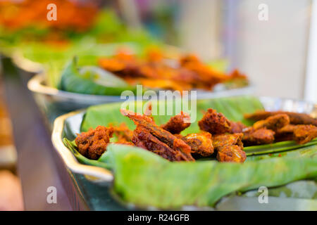 Sélection de produits frais préparés des plats indiens locaux malaisien servi sur des feuilles de banane en restaurant à Kuala Lumpur. La cuisine asiatique traditionnelle à base de produits frais je Banque D'Images