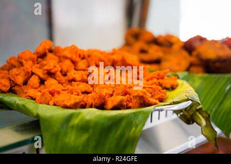 Sélection de produits frais préparés des plats indiens locaux malaisien servi sur des feuilles de banane en restaurant à Kuala Lumpur. La cuisine asiatique traditionnelle à base de produits frais je Banque D'Images