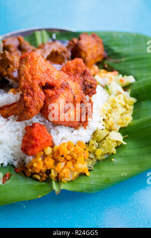 Sélection de produits frais préparés des plats indiens locaux malaisien servi sur des feuilles de banane en restaurant à Kuala Lumpur. La cuisine asiatique traditionnelle à base de produits frais je Banque D'Images