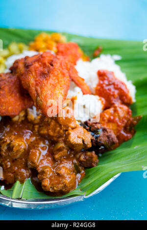 Sélection de produits frais préparés des plats indiens locaux malaisien servi sur des feuilles de banane en restaurant à Kuala Lumpur. La cuisine asiatique traditionnelle à base de produits frais je Banque D'Images