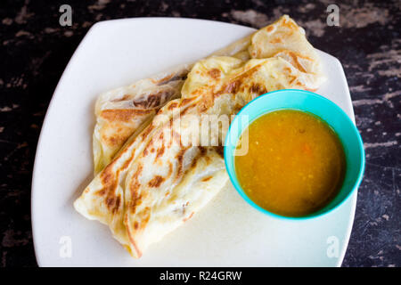 Préparés frais roti telur malaisien et crêpes Petit déjeuner servi dans le dhal restaurant local sur l'île de Tioman. La cuisine asiatique traditionnelle faite de fres Banque D'Images