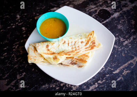 Préparés frais roti telur malaisien et crêpes Petit déjeuner servi dans le dhal restaurant local sur l'île de Tioman. La cuisine asiatique traditionnelle faite de fres Banque D'Images