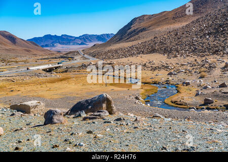 Paysage de la Mongolie avec le cours d'eau découlant de la montagne de neige et la route de Khovd à Ulgii Banque D'Images