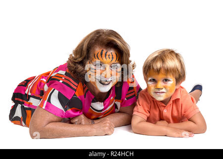 Garçon avec grand-mère avec face-animal isolé en blanc peinture Banque D'Images