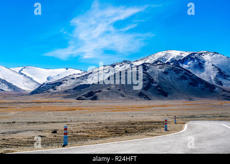 Belle vue sur l'autoroute de Khovd à Ulgii en Mongolie en été Banque D'Images