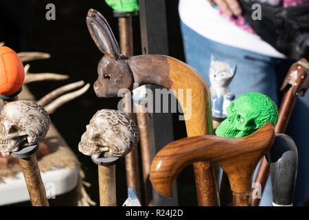 Poignées de bâtons de marche ornementales faites à la main exposées au Niddoyner Show, Pateley Bridge, North Yorkshire, Angleterre. Banque D'Images