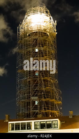 Phare d'échafaudages pour la construction avec la lumière qui brille dans la nuit Banque D'Images