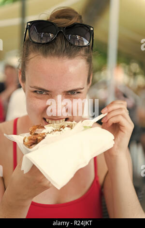 Fille ou Femme eating sandwich gyros. Fille avec plaisir mange burger après l'alimentation. Banque D'Images