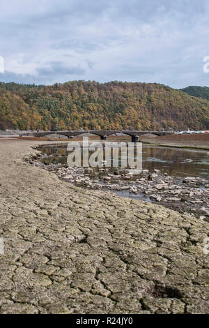 Aseler Bridge et un sol sec dans les près de la rivière à sec du lac Edersee dans Förster Parc National. Banque D'Images