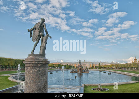 PETERHOF, SAINT-PETERSBOURG, RUSSIE - septembre 2, 2018 : Le jardin supérieur. Belvedere Apollo Statue. Sur l'arrière-plan est La Fontaine de Neptune, Banque D'Images