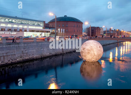 SAINT-PÉTERSBOURG, RUSSIE - 10 NOVEMBRE 2018 : Pleine Lune de l'installation, dans le canal Obvodny sur le Festival de la lumière. À côté du Planétarium Banque D'Images