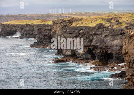 Ka Lae, New York - La Ferme éolienne Pakini nui au-dessus des falaises de l'océan Pacifique à South Point sur Hawaii's Big Island. Le vent souffle presque constamment à S Banque D'Images