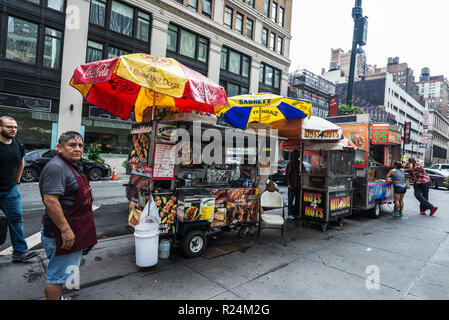 La ville de New York, USA - 25 juillet 2018 : Divers camion alimentaire de hot-dog, falafel, kebab, burger avec un fournisseur à Manhattan à New York City, USA Banque D'Images