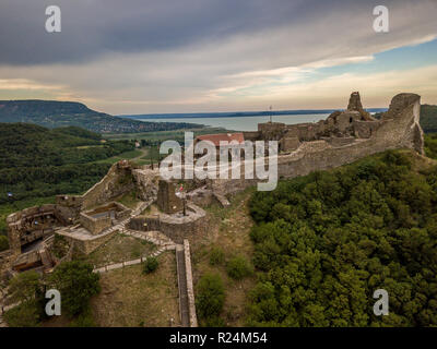 Vue aérienne de Szigliget castle sur le lac Balaton en Hongrie Banque D'Images