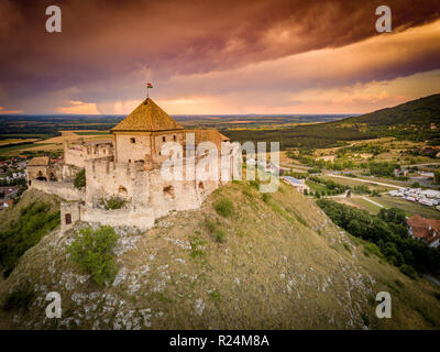 Panorama de l'antenne du célèbre château médiéval ruine en Szeged Hongrie près du Lac Balaton partiellement restaurée avec donjon, bastions, gate house, trous de boucle Banque D'Images